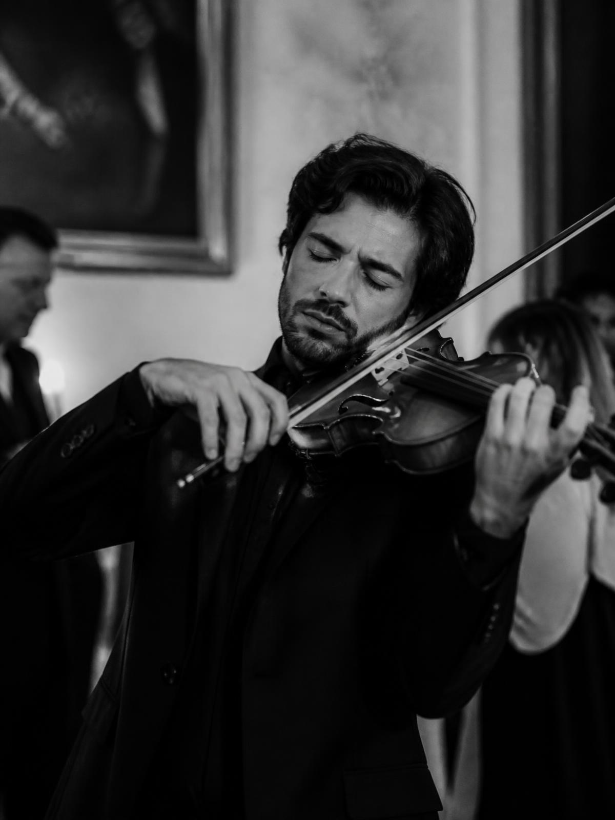 Violoniste en pleine performance, noir et blanc